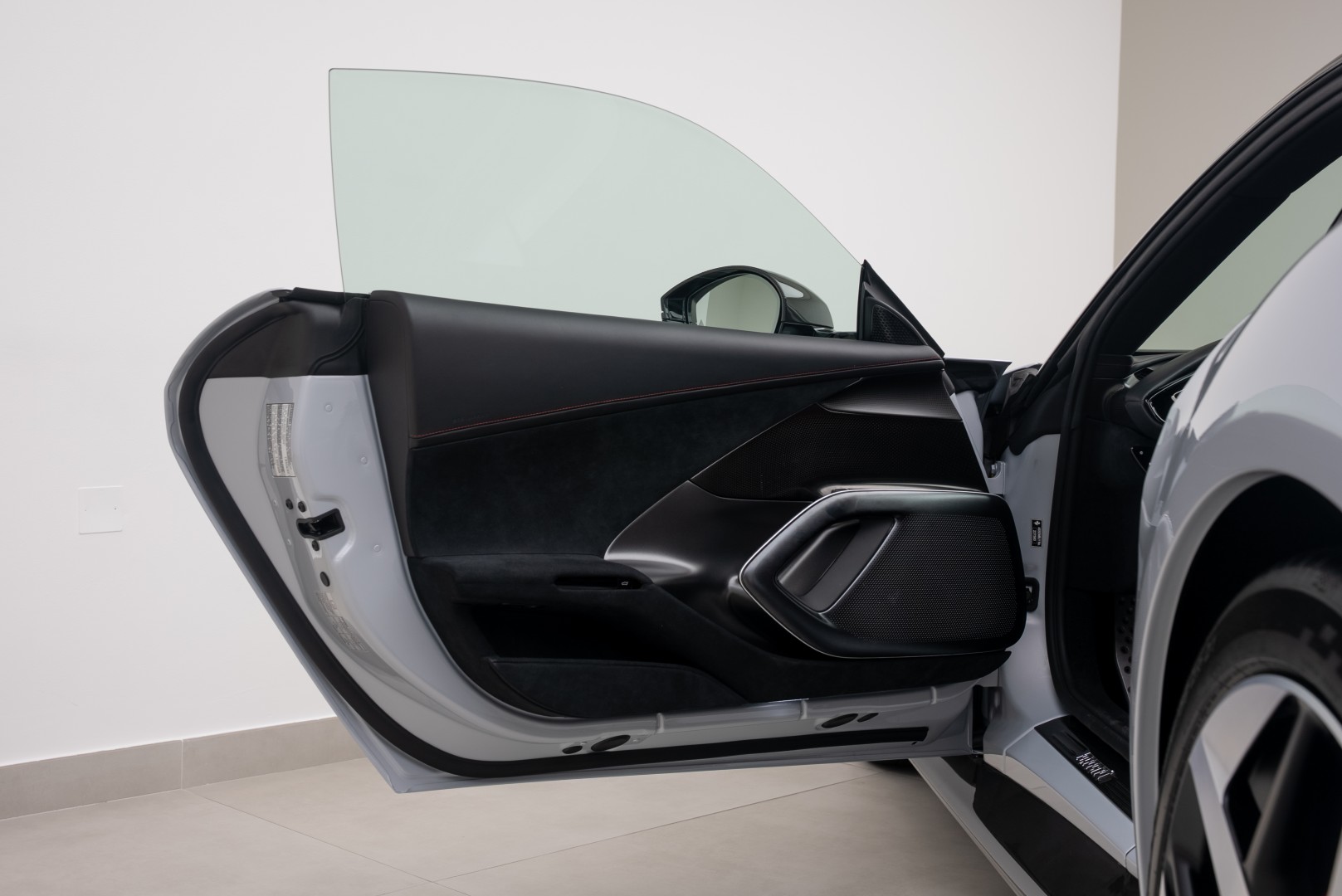 2025 FERRARI 12 CILINDRI. 7 YEARS MAIN DEALER SERVICE. FULL CARBON EXTERIOR. CUSTOM SPECIFICATIONS.